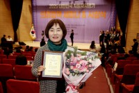 ����� ��â����ȸ �ǿ��� �����ϴ� �����ʰ� å�� �ִ� ����