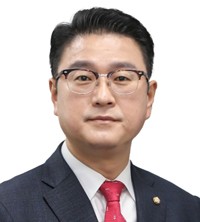 �ڳ��� ���ǿ� "��ġ�� �ƴ϶� å���� �ʿ�"