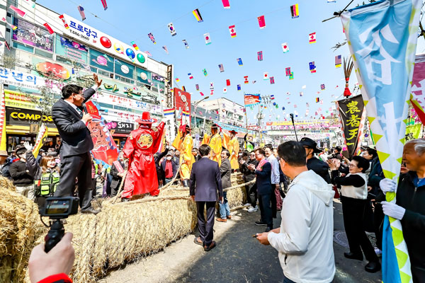 �Ծȱ� ��ĥ���� ��ǥ �μӹ�ȭ���, `������ ĥ�������ٴٸ���` ����