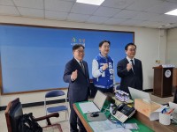 ���Ҿ���ִ� �泲���� ���� ���� �ĺ� â�� ���ڰ���ȸ